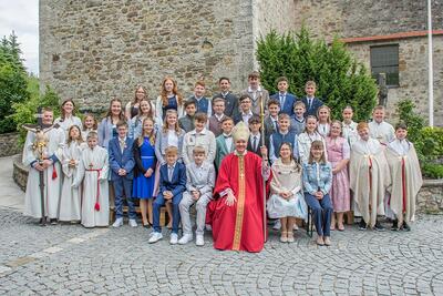 29 Firmlinge, die auch schon von Abt Patrick getauft wurden